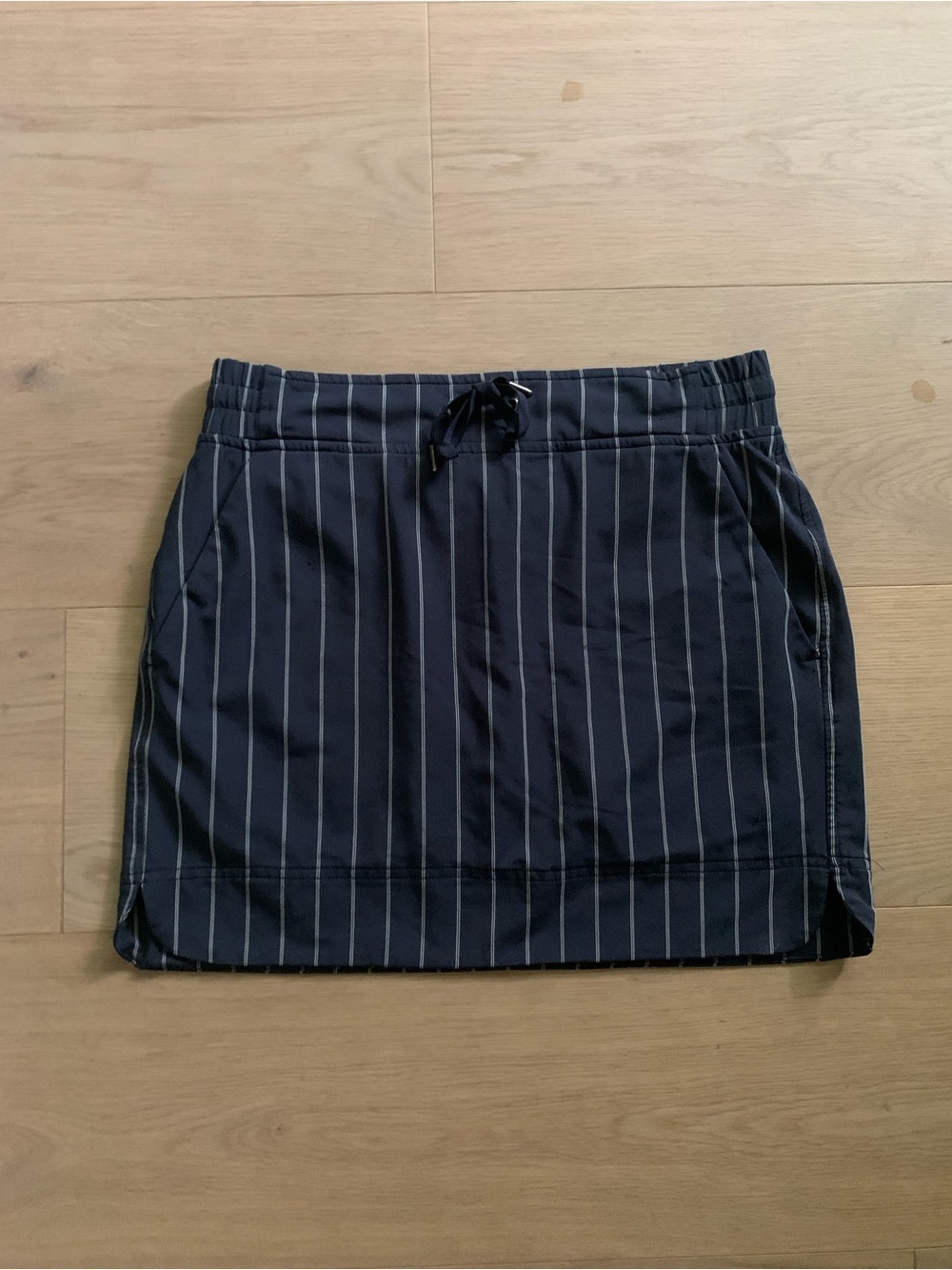 Athleta Midtown Skort Womens 2 Navy Pinstripe Hiking Travel Outdoor Active Prep